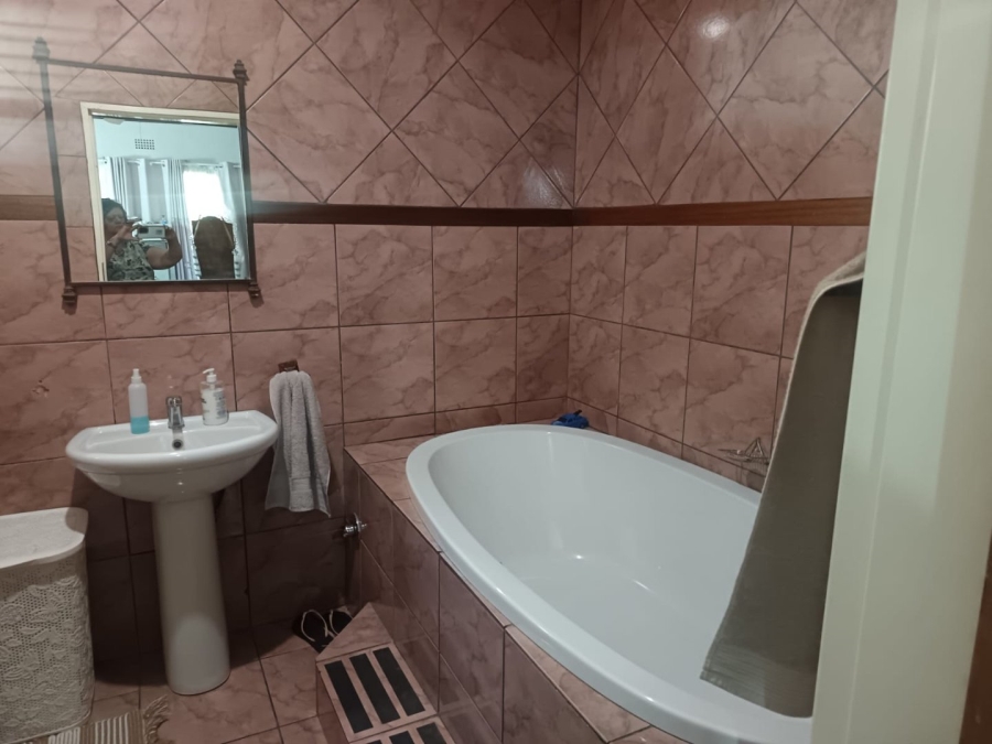 4 Bedroom Property for Sale in Carters Glen Northern Cape